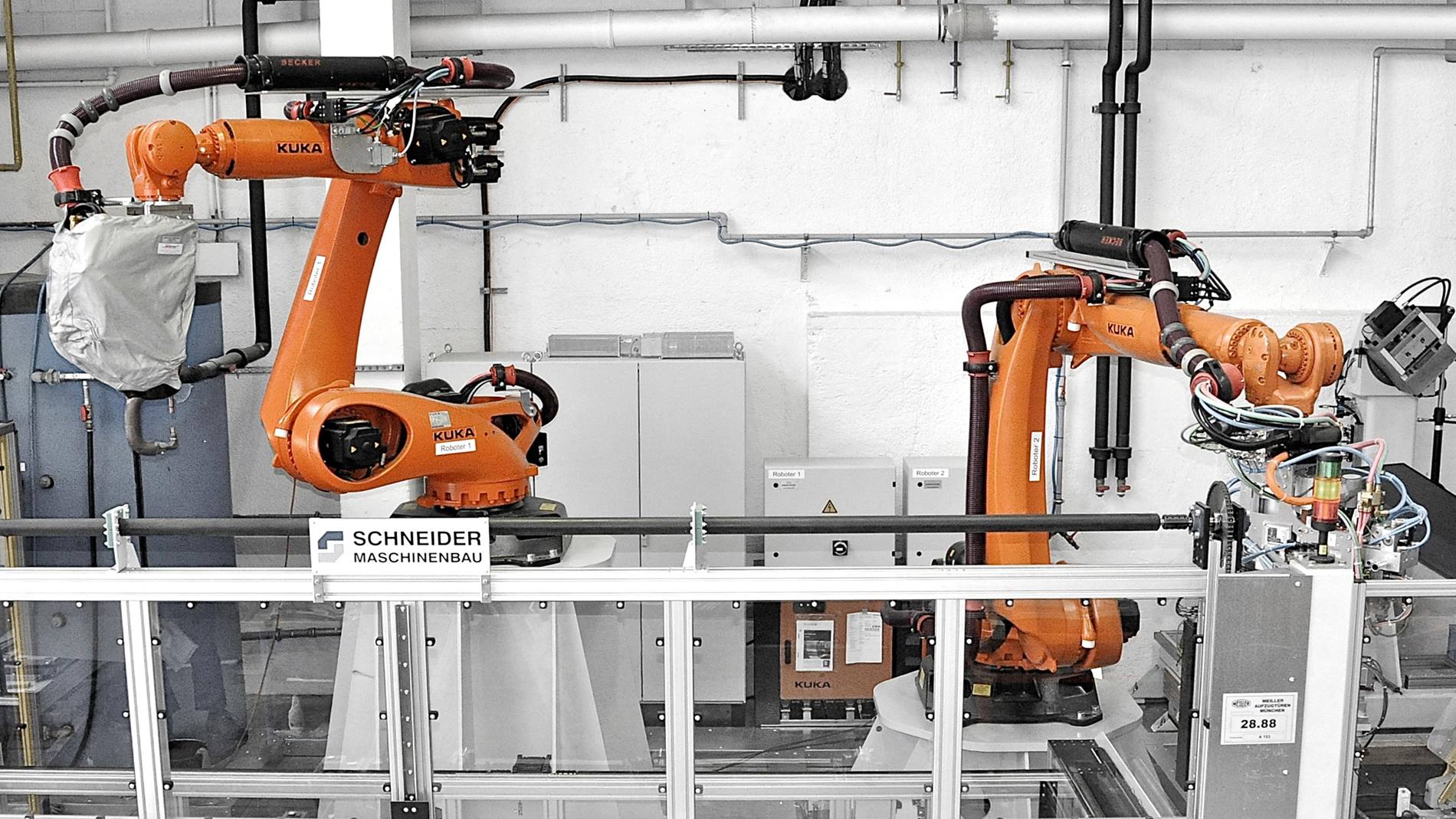 Meiller 采用 KUKA KR QUANTEC 焊接和安装电梯门的门扇（2）.jpg